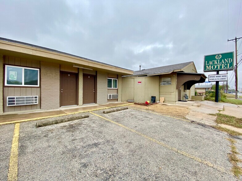 201 Whitewood Dr, San Antonio, TX 78242