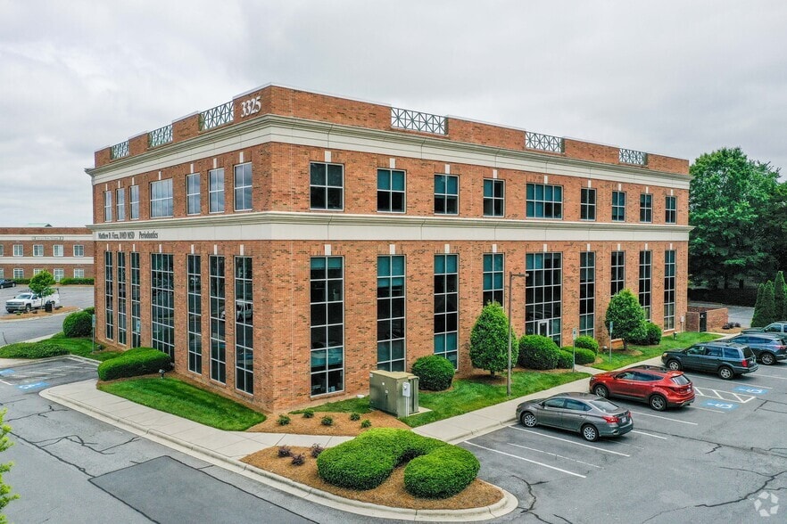 3325 Springbank Ln, Charlotte, NC for sale - Primary Photo - Image 1 of 1