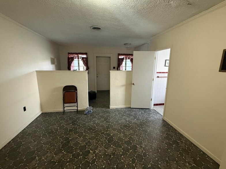 4348 S Laurel Rd, London, KY for sale - Interior Photo - Image 2 of 11