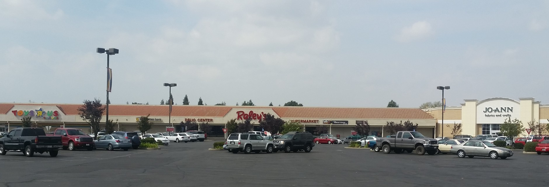 700-720 W Onstott Rd, Yuba City, CA 95991 - Raley's Shopping Center ...