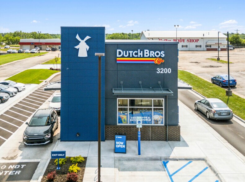 3200 SW Topeka Blvd, Topeka, KS for sale - Primary Photo - Image 1 of 1