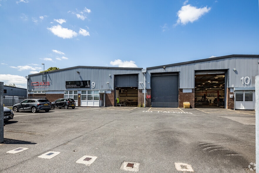 Severnside Trading Estate, Textilose Rd, Manchester for lease - Building Photo - Image 3 of 15