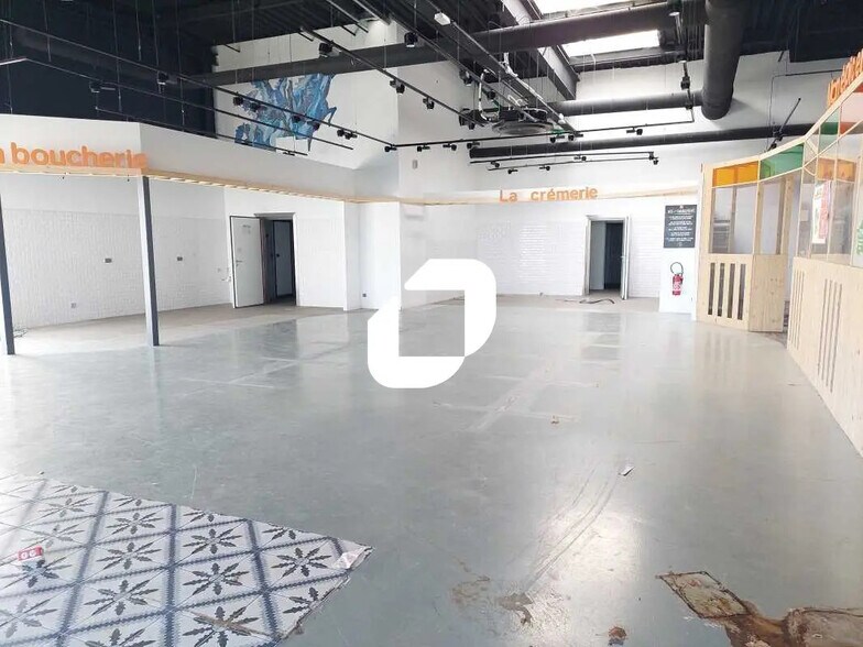 Retail in Maurepas for lease - Interior Photo - Image 1 of 5