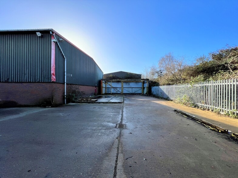 69 Weir Rd, London for lease - Building Photo - Image 3 of 5