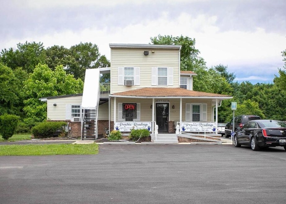 6613 Allentown Rd, Temple Hills, MD 20748