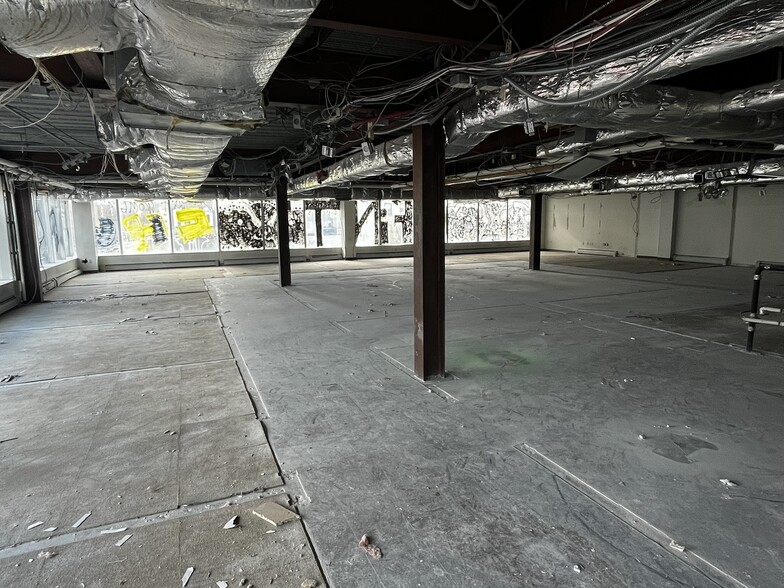 110-114 Delancey St, New York, NY for lease - Building Photo - Image 3 of 8