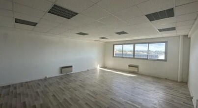 Office in Neuilly-Plaisance for lease Interior Photo- Image 2 of 5