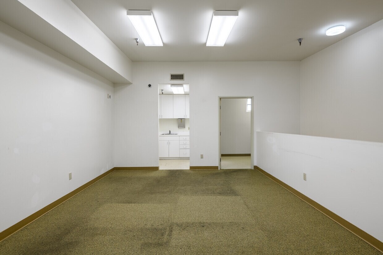 11163 La Grange Ave, Los Angeles, CA for lease Interior Photo- Image 1 of 6