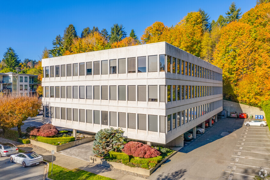 545 Clyde Ave, West Vancouver, BC for lease - Primary Photo - Image 1 of 8