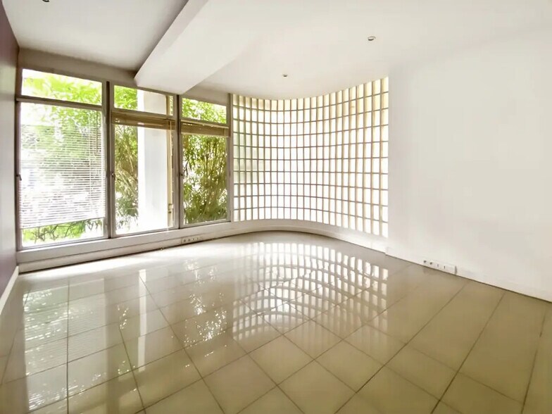 Office in Paris for lease - Building Photo - Image 2 of 6
