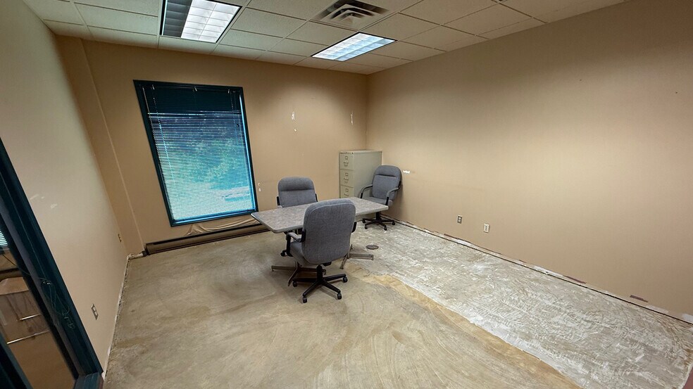 2245 Mcgillivray Blvd, Winnipeg, MB for lease - Building Photo - Image 2 of 8