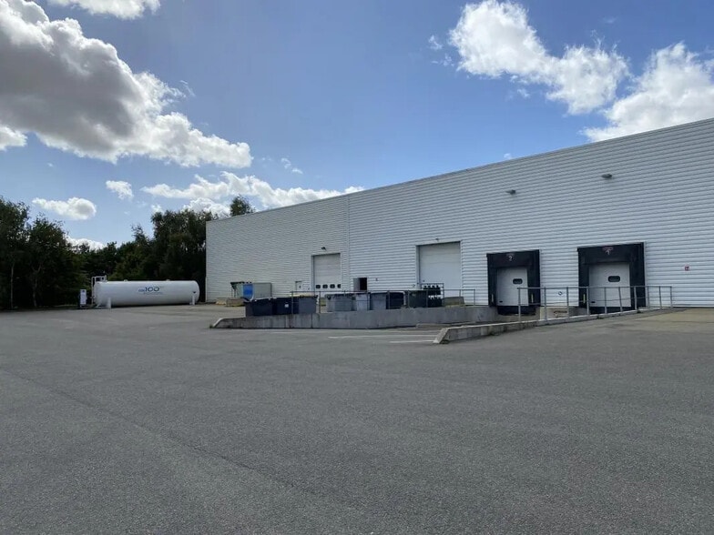 Office in Mignières for lease - Building Photo - Image 2 of 13