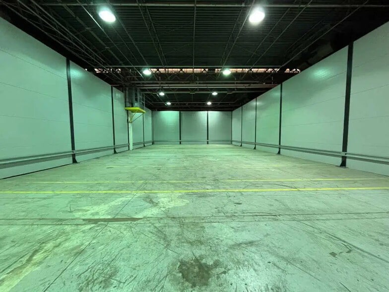 Flex in Montataire for lease - Interior Photo - Image 3 of 3