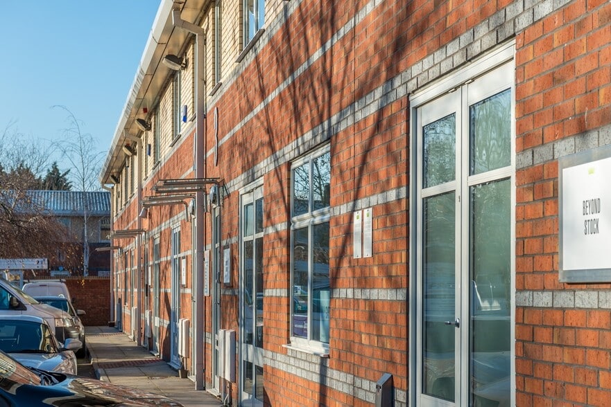 Chapel Mill Rd, Kingston Upon Thames for lease - Building Photo - Image 3 of 11