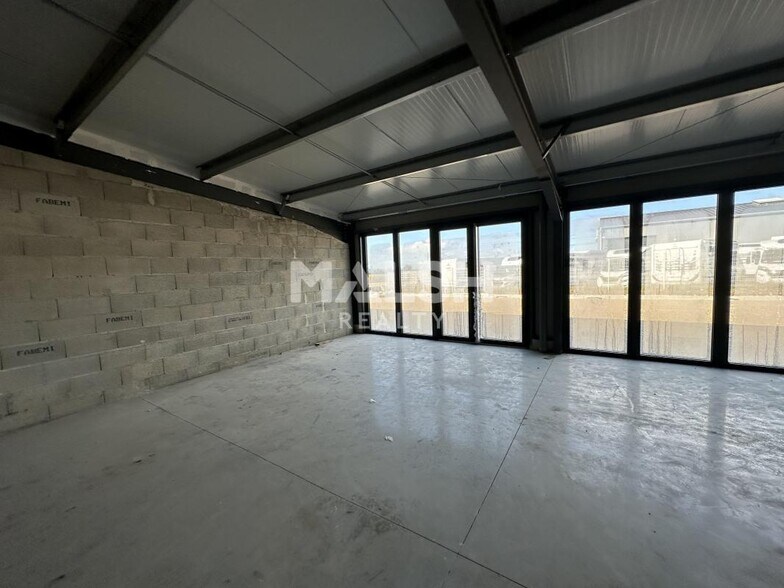 Retail in La Côte-Saint-André for lease - Interior Photo - Image 2 of 5