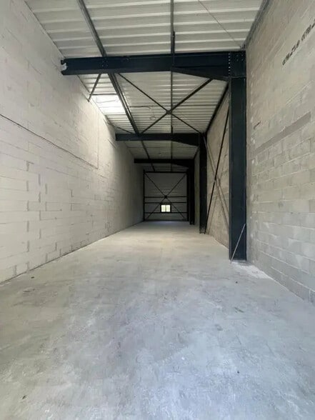 Flex in Anglet for lease - Interior Photo - Image 2 of 2