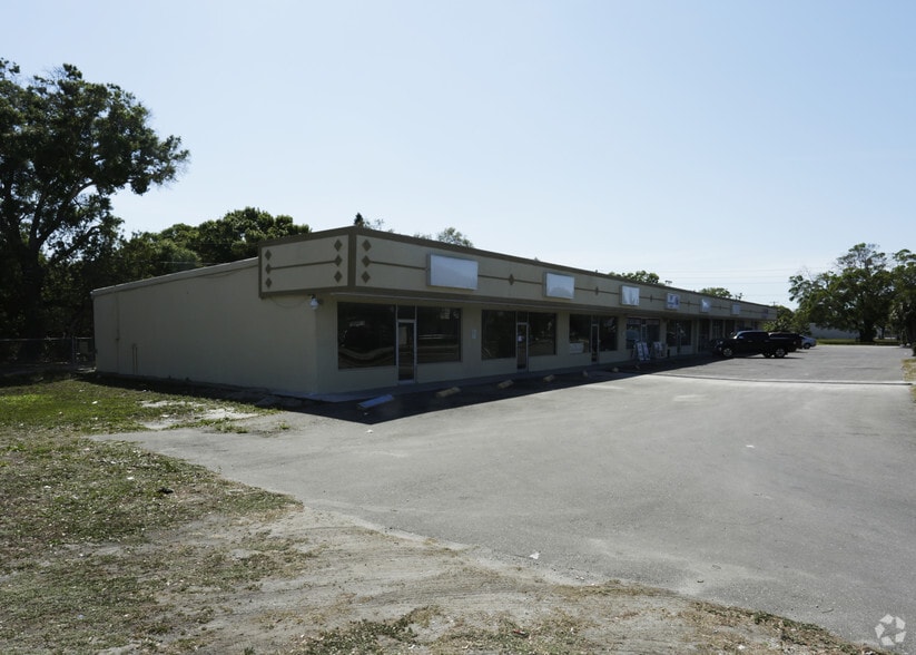 1952 49th St S, Saint Petersburg, FL for lease - Primary Photo - Image 1 of 3