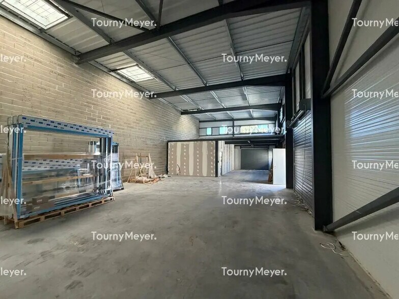 Flex in Pompignac for sale - Building Photo - Image 3 of 5