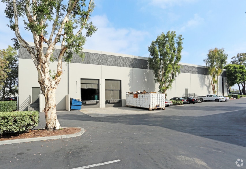 15551-15561 Del Amo Ave, Tustin, CA for lease - Building Photo - Image 3 of 6