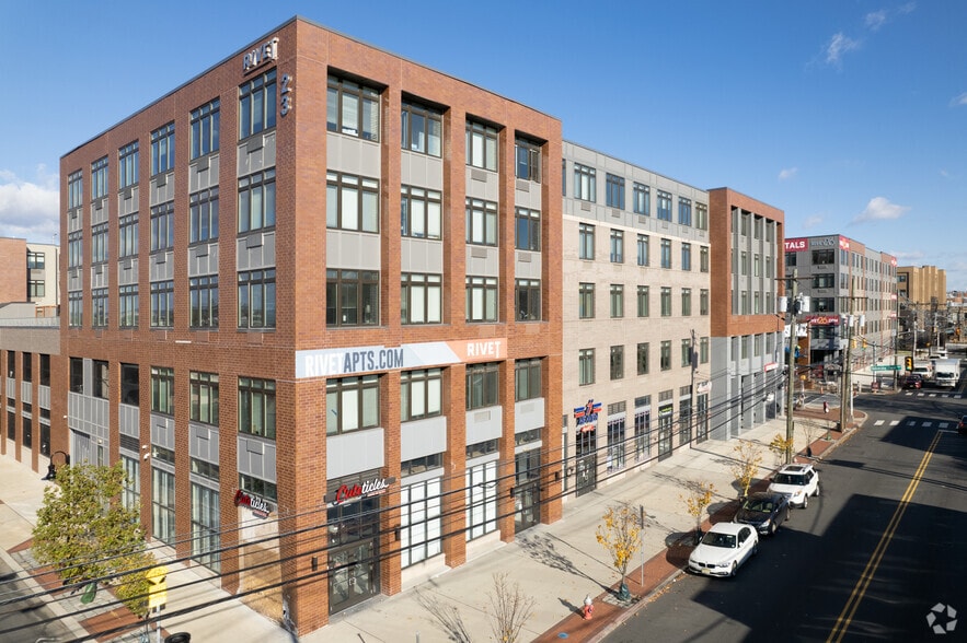 26 University Place Blvd, Jersey City, NJ for lease - Primary Photo - Image 1 of 39