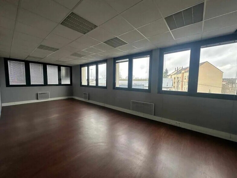 Flex in Forbach for lease - Interior Photo - Image 3 of 7