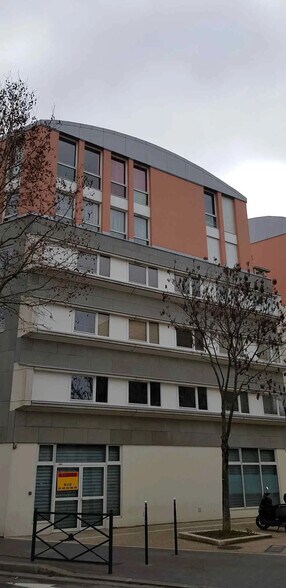 Retail in Asnières-sur-Seine for lease - Building Photo - Image 1 of 2