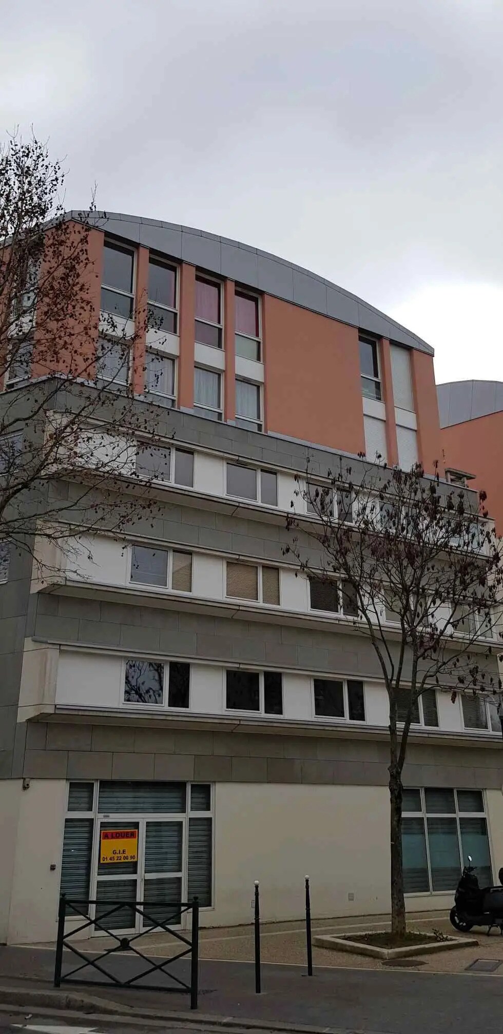 Retail in Asnières-sur-Seine for lease Building Photo- Image 1 of 3