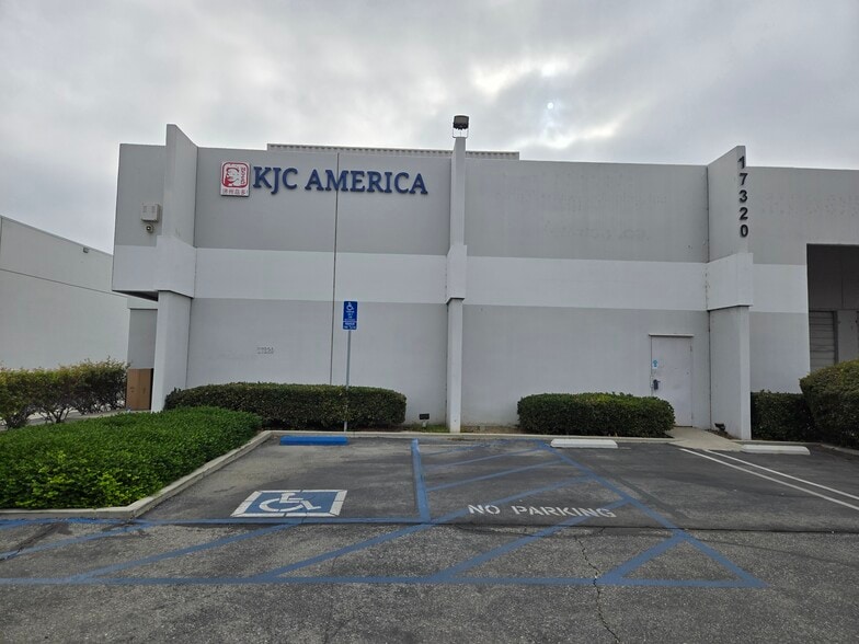 17320 Marquardt Ave, Cerritos, CA for lease - Building Photo - Image 2 of 8