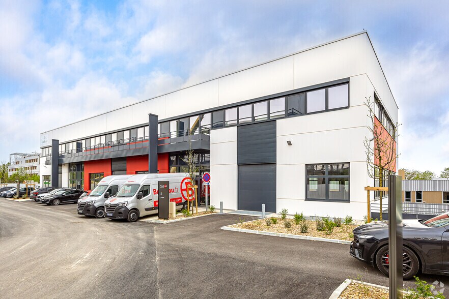 Office in Dardilly for lease - Building Photo - Image 2 of 4