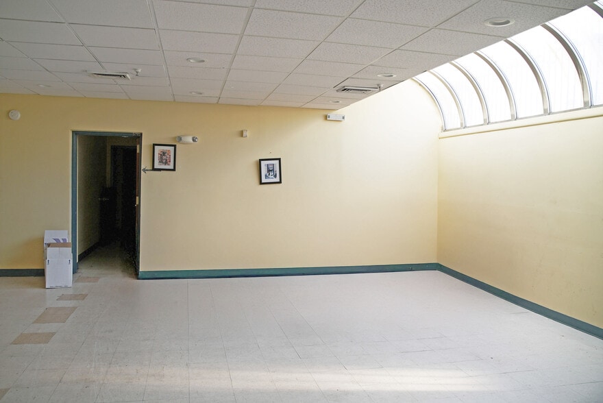 194 Clinton Ave, Newark, NJ for lease - Interior Photo - Image 3 of 11