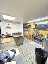 Retail in Marseille for lease Interior Photo- Image 2 of 4