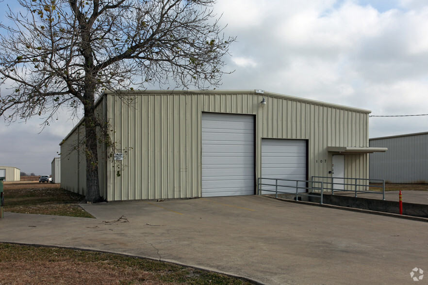 107 Industrial Dr, Forney, TX for lease - Primary Photo - Image 1 of 2