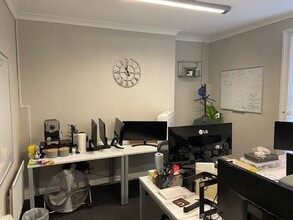 23 Oak Hill Grove, Surbiton for lease Interior Photo- Image 1 of 8