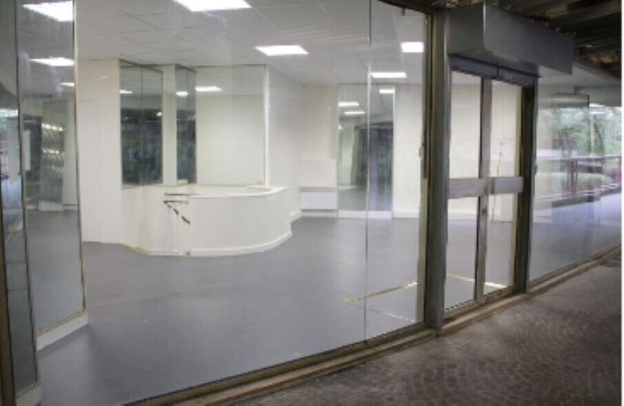 Office in Paris for lease - Building Photo - Image 1 of 9