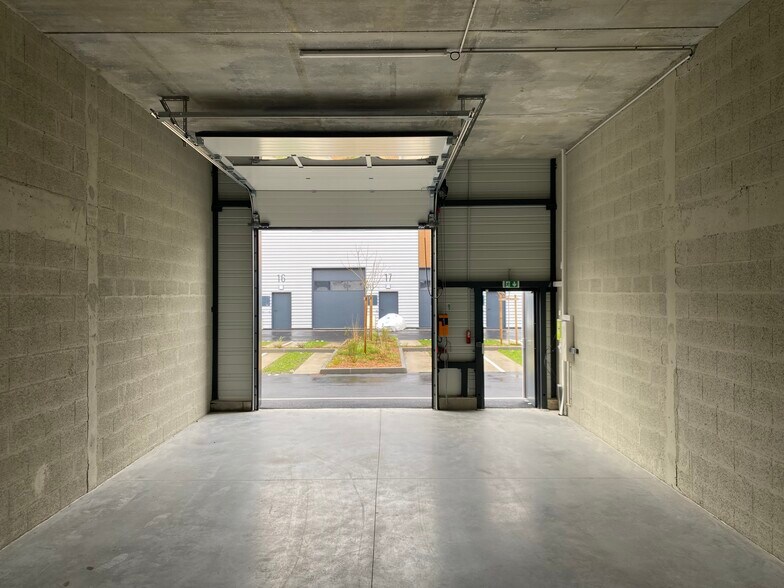 Flex in Gradignan for lease - Building Photo - Image 2 of 5