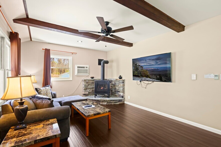 157 Hill St, Blowing Rock, NC for sale - Interior Photo - Image 3 of 7