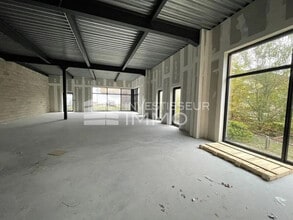 Retail in Servon for lease Building Photo- Image 2 of 4