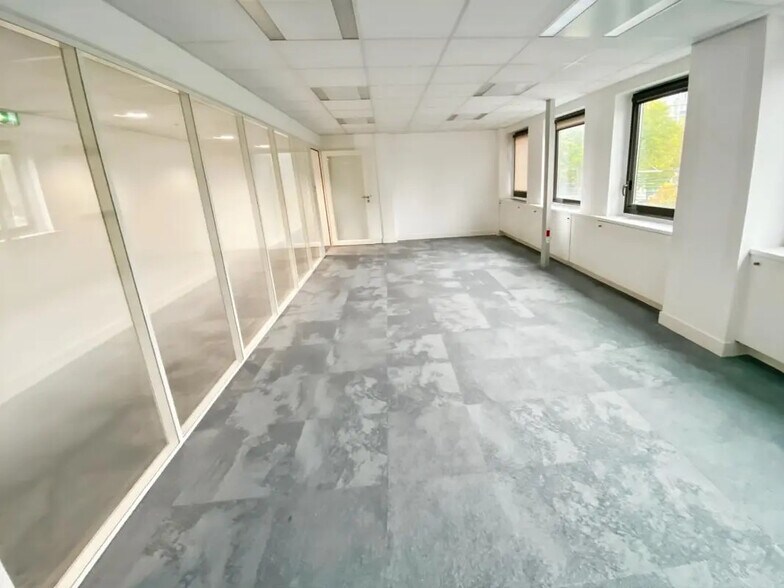 Office in Maisons-Alfort for lease - Building Photo - Image 3 of 12