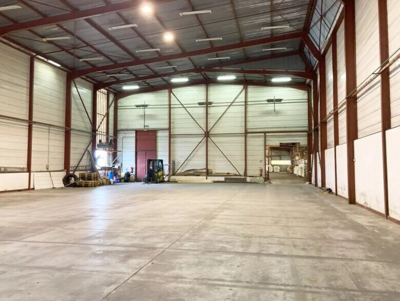 Flex in Issoudun for lease - Interior Photo - Image 2 of 18