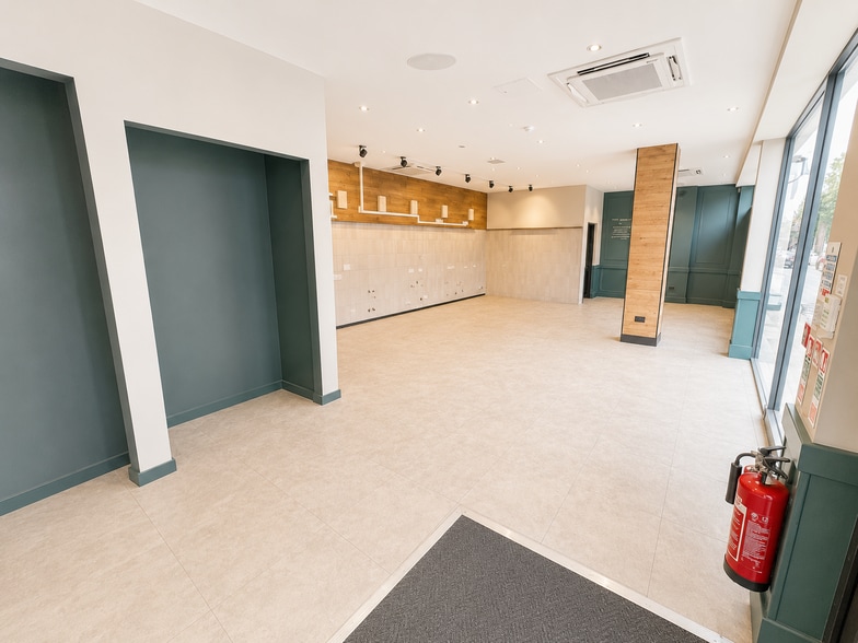 24-32 Kilburn High Rd, London for lease - Building Photo - Image 3 of 8