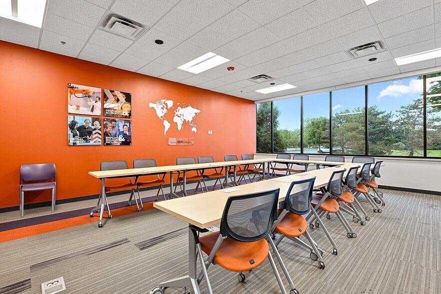 21680-21700 Haggerty Rd, Northville, MI for lease - Interior Photo - Image 3 of 5