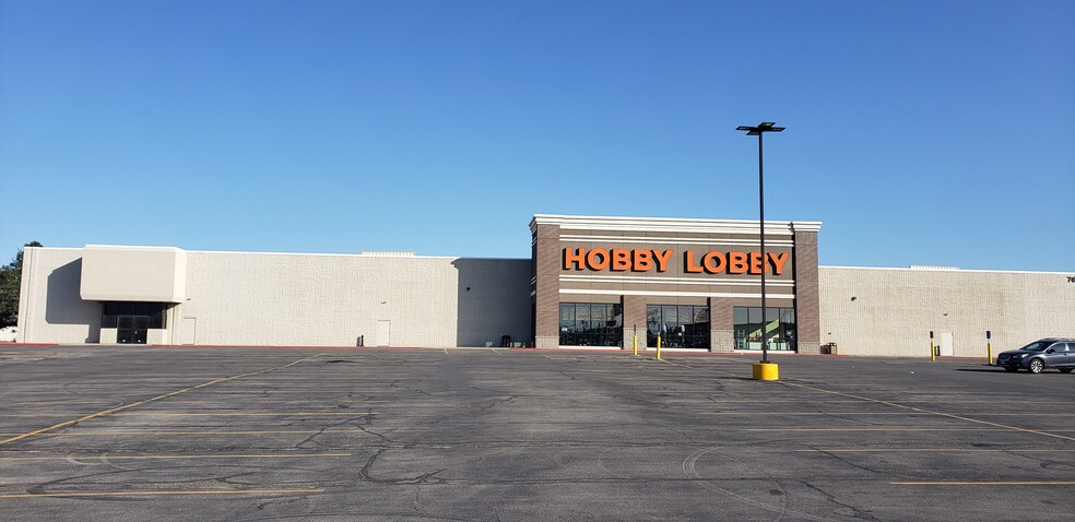 7646 Dodge St, Omaha, NE for lease - Building Photo - Image 2 of 2