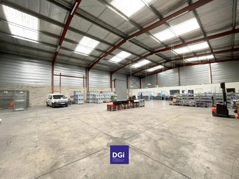 Flex in Nîmes for lease - Interior Photo - Image 1 of 4