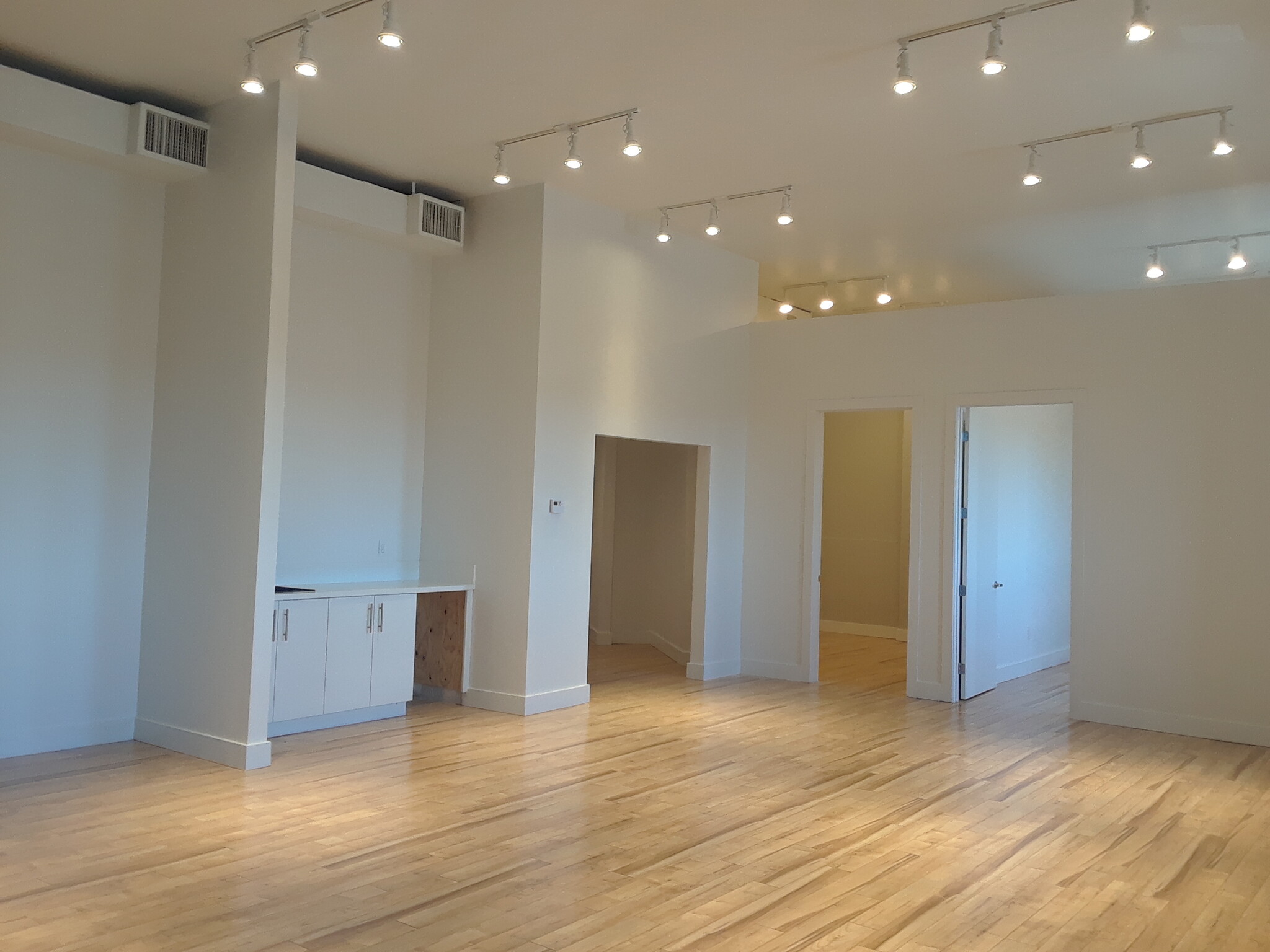 8255 Beverly Blvd, Los Angeles, CA for lease Interior Photo- Image 1 of 6