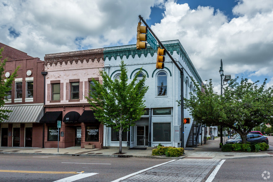 217 E Main St, Jackson, TN for sale - Primary Photo - Image 1 of 1