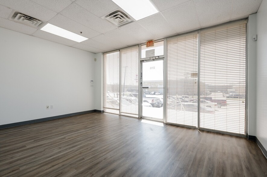 2205-2215 E Pioneer Dr, Irving, TX for lease - Interior Photo - Image 2 of 16