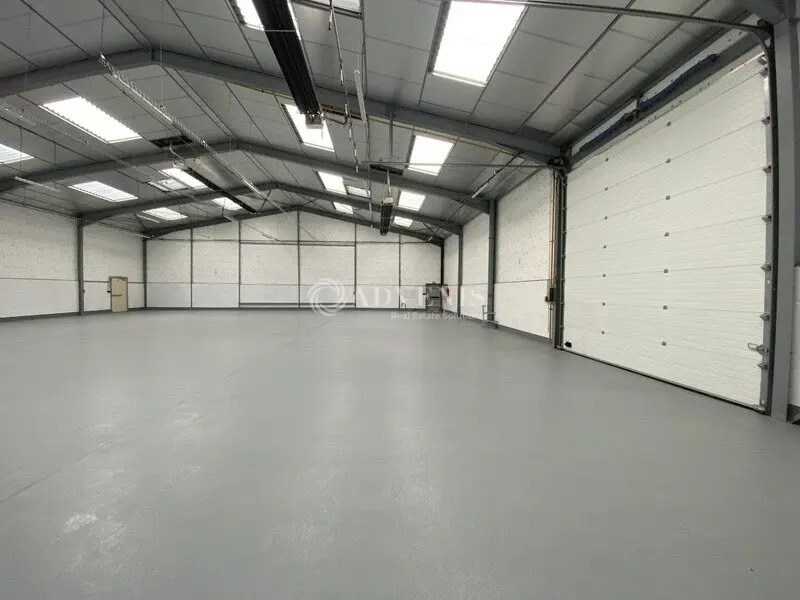 Flex in Ecquevilly for lease Interior Photo- Image 1 of 12