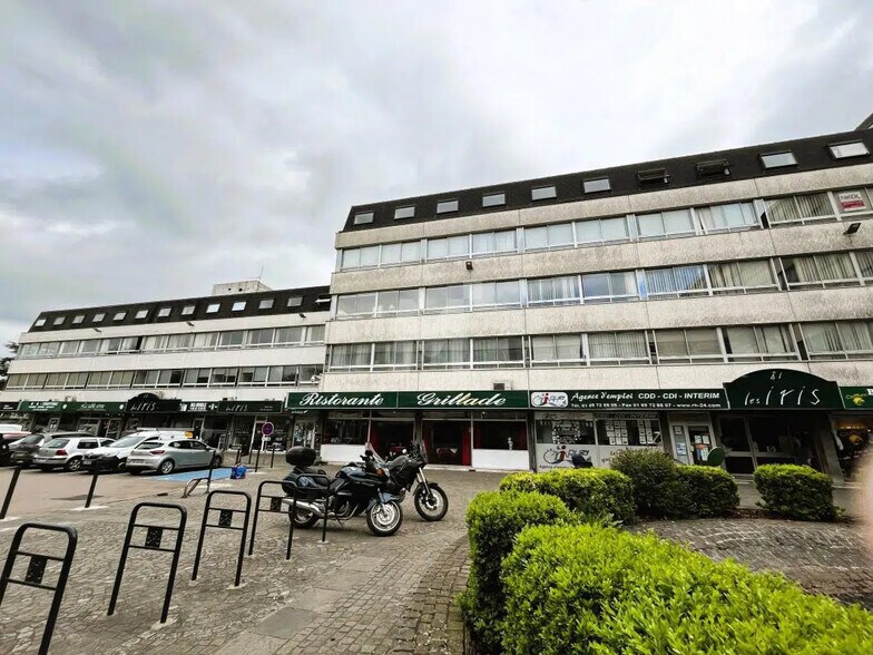 Retail in Ris-Orangis for lease - Building Photo - Image 1 of 13