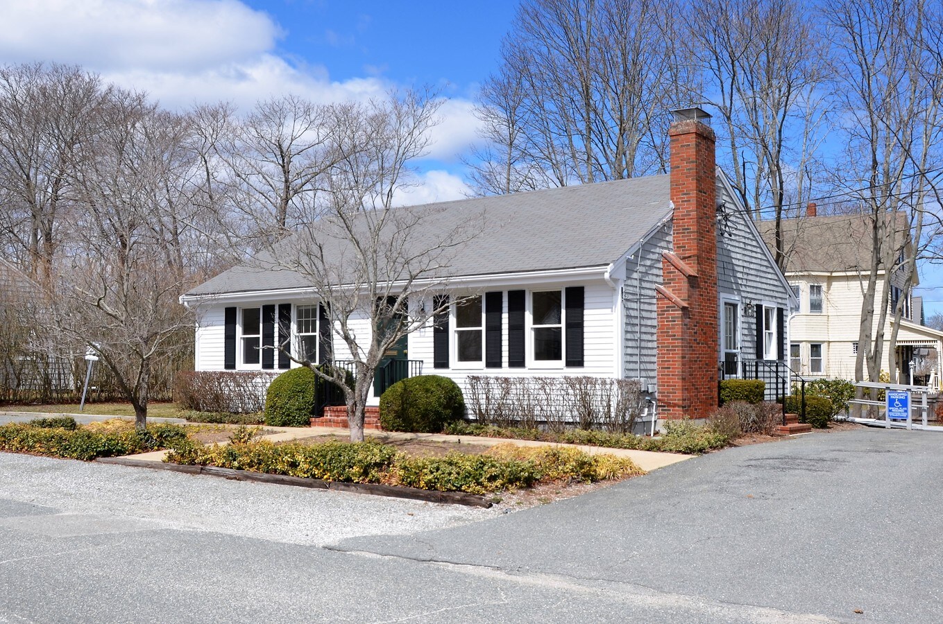 1 Lynxholm Ct, Hyannis, MA 02601