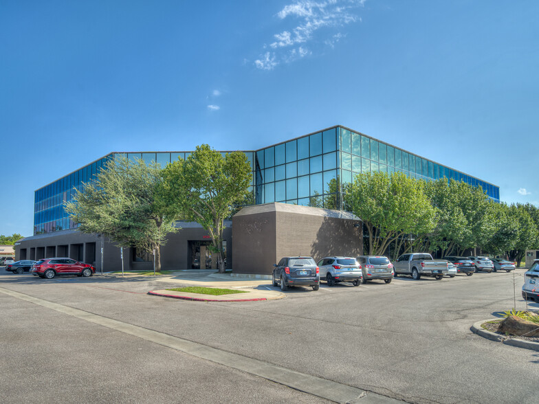 9520 N May Ave, Oklahoma City, OK for lease - Building Photo - Image 3 of 11